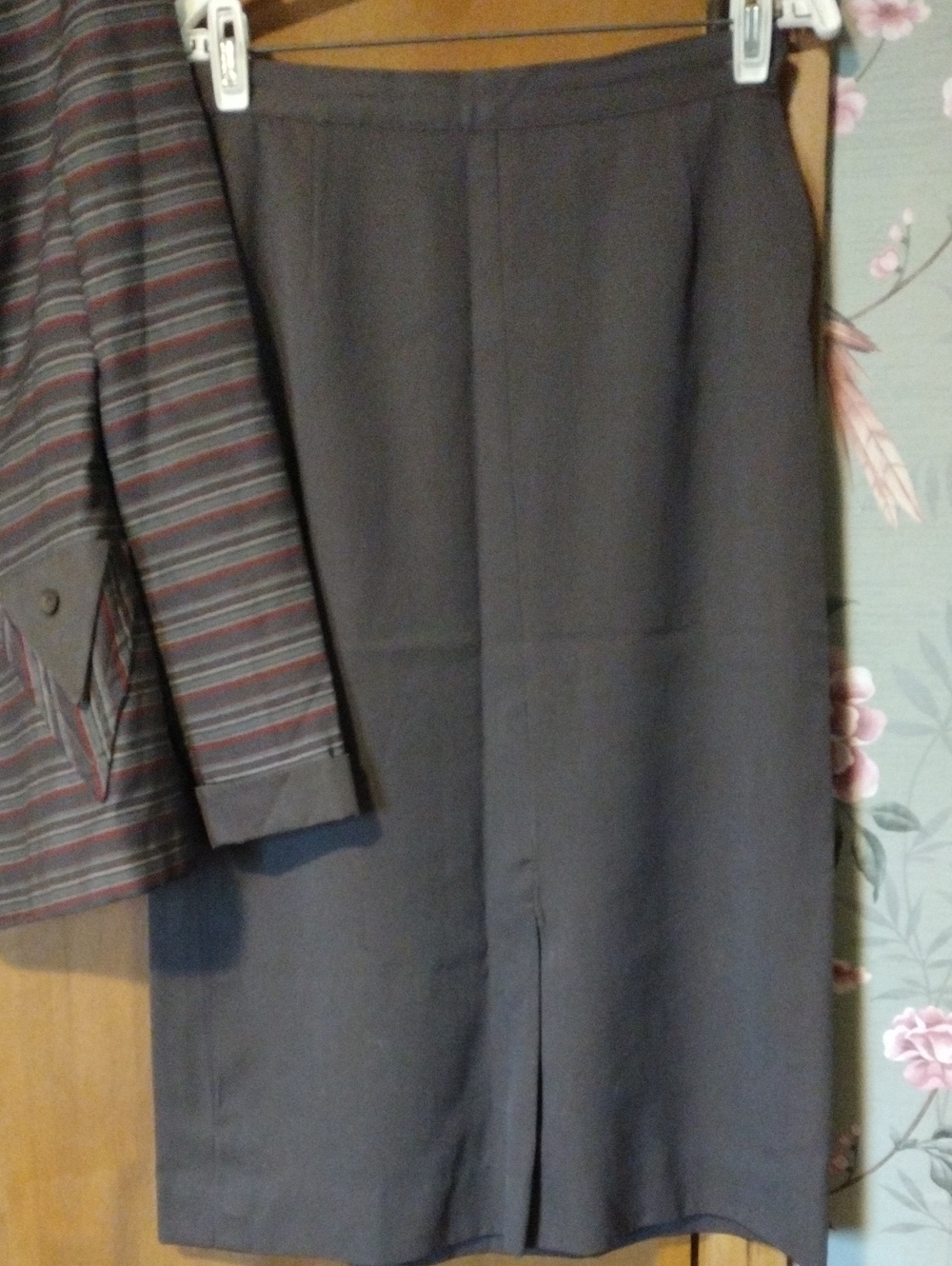 1940s Ladies Striped Skirt Suit - Picture 4 of 7